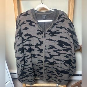 Tahari Woman’s Zip-up Camo Poncho, S/M